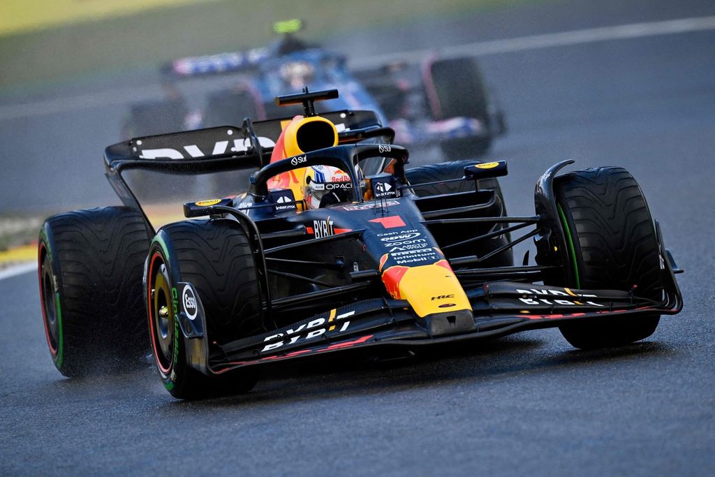 Pebalap tim Red Bull Racing Max Verstappen memacu mobilnya dalam balapan F1 seri Belgia di Sirkuit Spa-Francorchamps, Spa, Belgia, Minggu (30/7/2023). Verstappen menjadi pemenang dalam ajang itu.