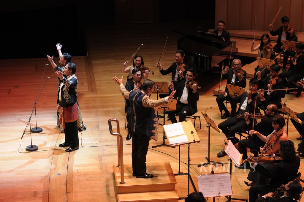 Jakarta Concert Orchestra performing at the Concert Hall, Esplanade, Singapore in a concert titled Vibes of Nusantara, on Wednesday (21/9/2022) night.