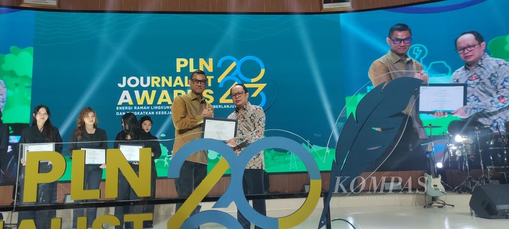 Direktur Utama PT Perusahaan Listrik Negara (Persero) Darmawan Prasodjo memberi penghargaan kepada Pemimpin Redaksi Harian <i>Kompas</i>/Kompas.id Sutta Dharmasaputra pada malam penghargaan PLN Journalist Awards 2023 di Jakarta, Rabu (20/3/2024).