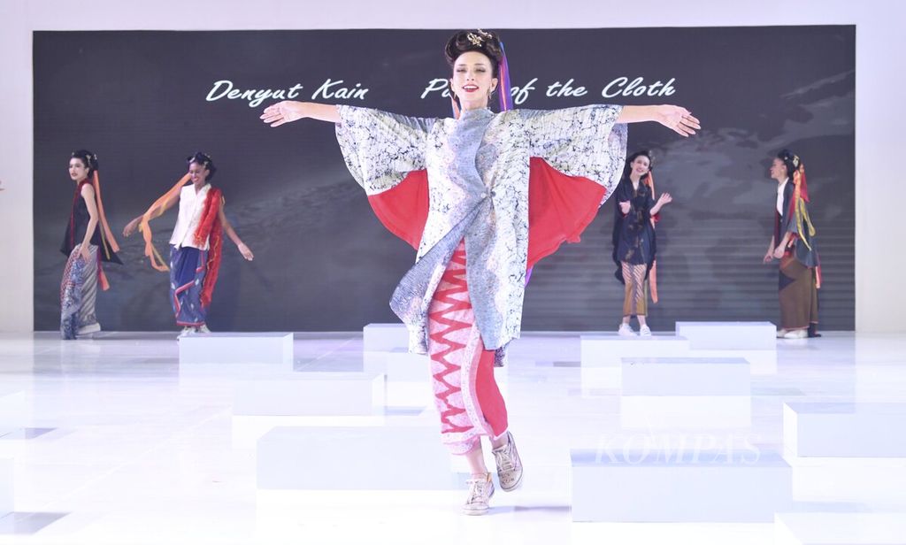 Busana rancangan desainer Obin dari rumah mode BIN House yang mengusung tema Denyut Kain (Pulse of The Cloth) dalam Bazaar Fashion Festival di Senayan City, Jakarta, Jumat (5/8/2022). 