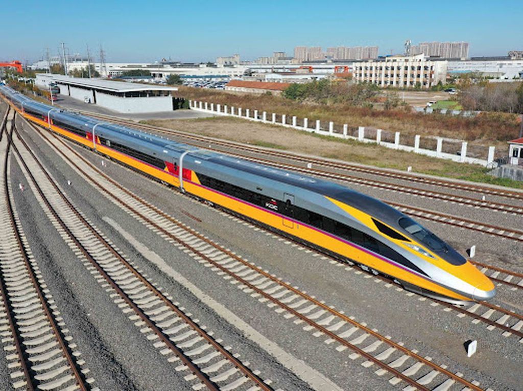  Rangkaian <i>electric multiple unit</i> (EMU) atau kereta api cepat Jakarta-Bandung (KCJB) mulai dikirim dari Tiongkok ke Indonesia, Jumat (5/8/2022). Kedatangannya akan diuji tes dinamis menjelang Presidensi G20. 