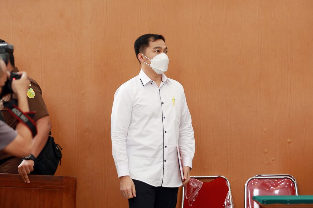 Mantan Wakaden B Biropaminal Divisi Propam Polri AKBP Arif Rachman Arifin memasuki ruang utama persidangan Pengadilan Negeri Jakarta Selatan, Rabu (19/10/2022). 