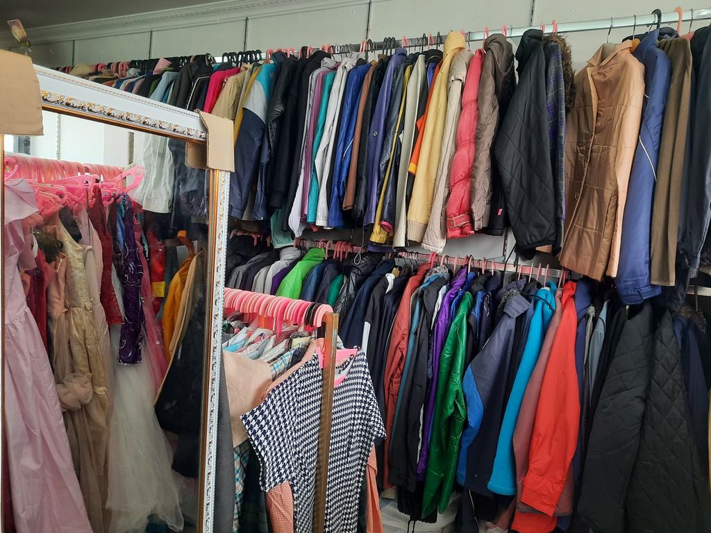 Baju bekas impor di kios milik Roy Tivana (36) di Metro Pasar Baru Lantai 2, Jakarta, Senin (20/3/2023). Sebagai pedagang, ia menolak kebijakan pemerintah yang akan memusnahkan pakaian bekas impor.