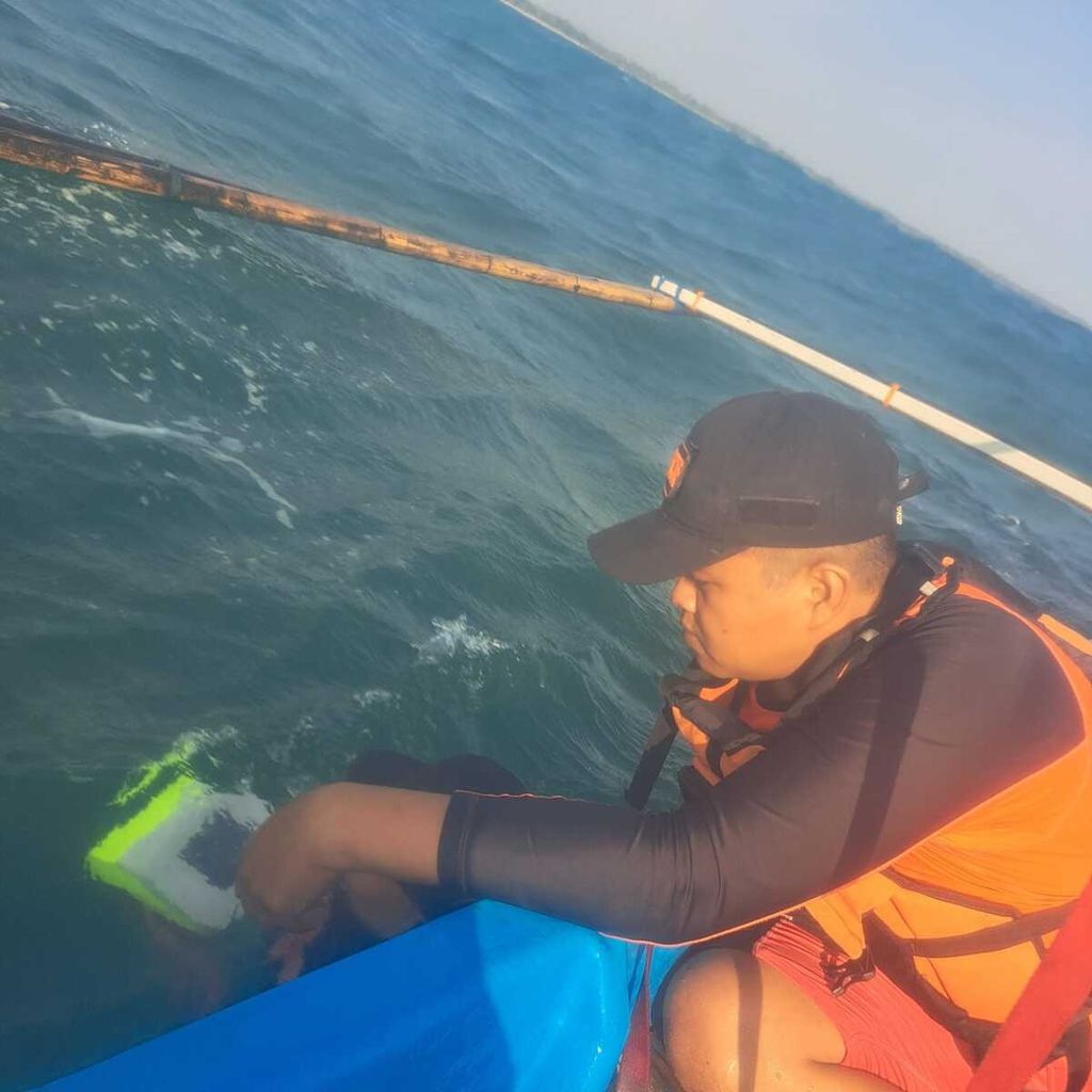 Tim Basarnas Lampung sedang melakukan pencarian seorang nelayan yang hilang di perairan barat Lampung sejak Minggu (4/6/2023).