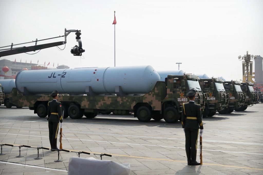 Foto yang diambil pada 1 Oktober 2019 memperlihatkan rudal JL-2 yang bisa ditempatkan di kapal selam milik Angkatan Laut China. Laporan Pentagon November 2022 menyebut AL China kini menempatkan rudal balistik JL-3 di kapal selam bertenaga nuklir mereka untuk berpatroli antara Pulau Hainan dan Laut China Selatan secara kontinu.  (AP Photo/Mark Schiefelbein)