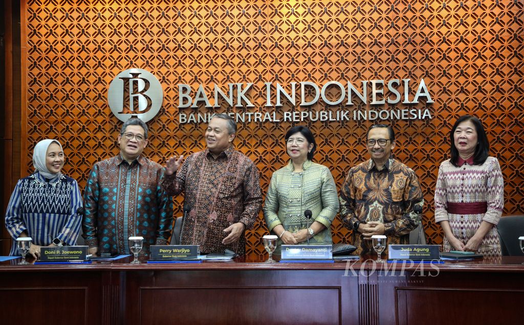 Gubernur Bank Indonesia Perry Warjiyo (ketiga dari kiri) bersama jajaran deputi bersiap memulai konferensi pers hasil Rapat Dewan Gubernur Bank Indonesia di Jakarta, Rabu (17/1/2024).