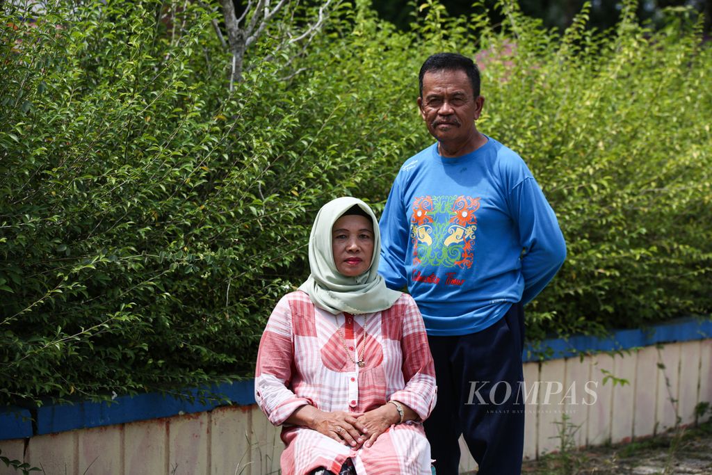 Mustakim (63) yang merupakan orang Bugis bersama istrinya, Hasbiah (56), warga keturunan Kutai, di Kelurahan Guntung, Bontang, Kalimantan Timur, Minggu (11/6/2023). Mereka adalah salah satu contoh keluarga di Kota Bontang yang terdiri atas beragam suku. 