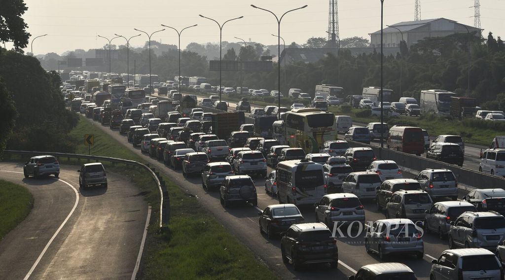 Kepadatan volume kendaraan di Tol Jakarta-Cikampek Km 54, Karawang, Jawa Barat, Minggu (8/5/2022). Arus balik kendaraan dari arah timur menuju Jakarta saat libur Lebaran mencapai puncak kepadatan pada Sabtu dan Minggu. Volume kendaraan dari arah timur yang melalui Tol Jakarta-Cikampek mencapai 170.078 kendaraan. Jumlah tersebut lebih tinggi dari puncak arus balik libur Lebaran tahun 2019 yang tercatat 166.444 kendaraan. Volume kendaraan pada Minggu (8/5/2022) diperkirakan akan mencapai sekitar 174.000 kendaraan. 
