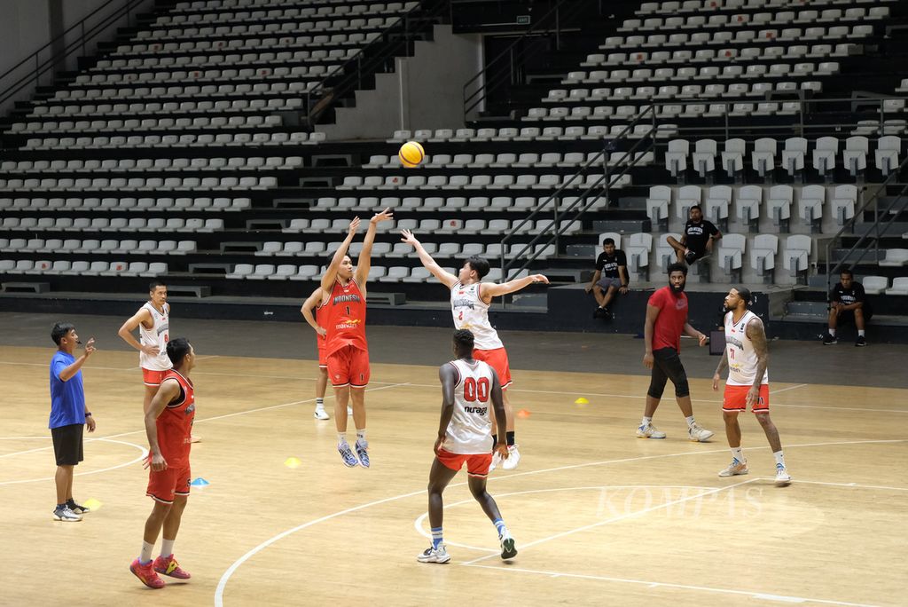 Laga sparing antara pemain pelatnas 3x3 berlangsung cukup intens di Hall Basket Senayan, pada Rabu (6/4/2022) pagi WIB. Selain kehadiran pemain naturalisasi Jamarr Andre Johnson, pelatnas juga diramaikan pemain asing asal Bumi Borneo Basketball, yaitu Austin Mofunanya.