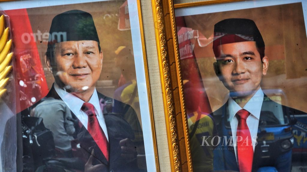 Foto Prabowo Subianto dan Gibran Rakabuming Raka sebagai Presiden dan Wakil Presiden 2024-2029 dijual di salah satu lapak pedagang pigura di kawasan Pasar Baru, Jakarta, Minggu (31/3/2024). 