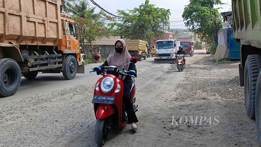 Kondisi jalan rusak dan berdebu harus dihadapi warga di Parung Panjang, Kabupaten Bogor. Truk muatan tambang masih beroperasi meski sudah ada aturan pembatasan jam operasional, Selasa (12/12/2023).