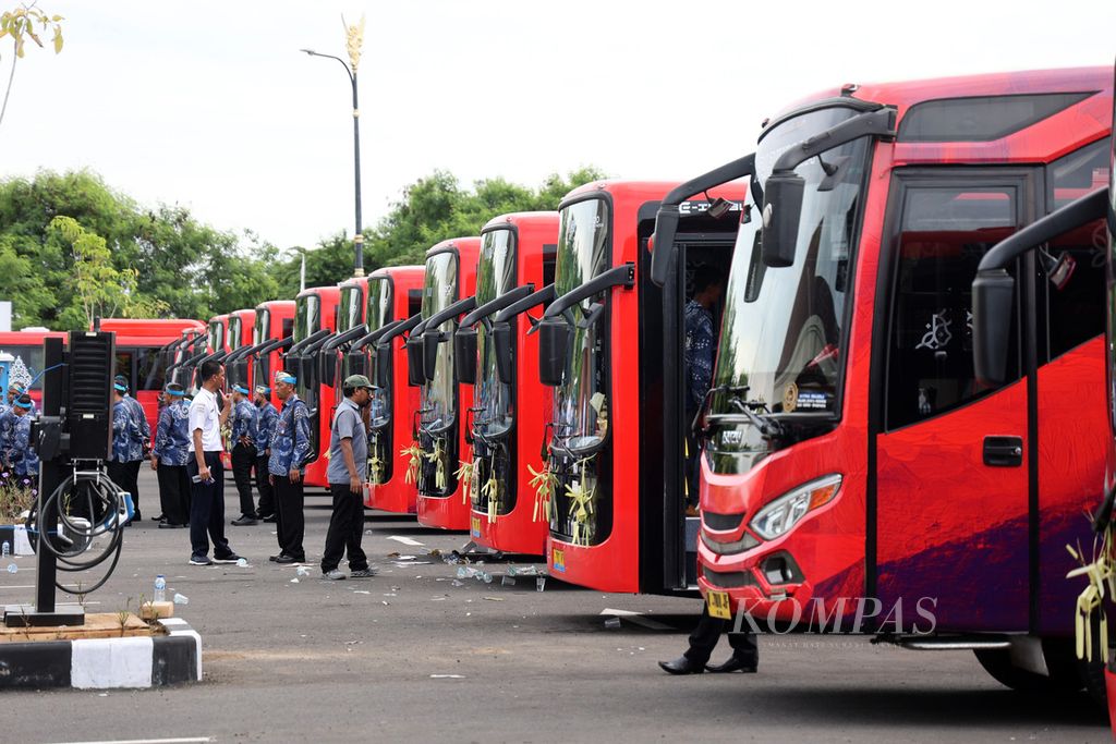 Deretan bus bertenaga listrik dan satu buah bus berbahan bakar solar di Terminal Benoa. 