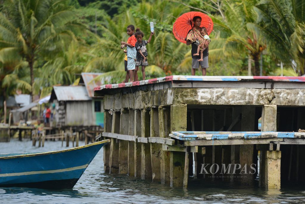Anak-anak mencari ikan di Kampung Warsambin, Teluk Mayalibit, Raja Ampat, Papua Barat, pertengahan 2021.