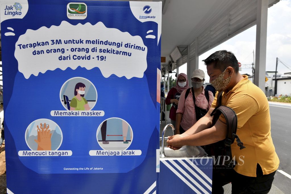 Penumpang memanfaatkan fasilitas cuci tangan setelah turun dari bus di Halte Transjakarta Senen, Jakarta Pusat, Selasa (3/11/2020). Pengguna transportasi umum yang disiplin menerapkan protokol kesehatan pencegahan penularan Covid-19 turut berkontribusi dalam menekan penambahan kasus baru Covid-19.