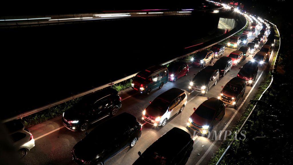 Kemacetan di keluar Tol Jagorawi di jalur keluar menuju Persimpangan Pasar Ciawi, Kabupaten Bogor, Jawa Barat, yang dipadati kendaraan menuju Puncak, Minggu (27/2/2022). 