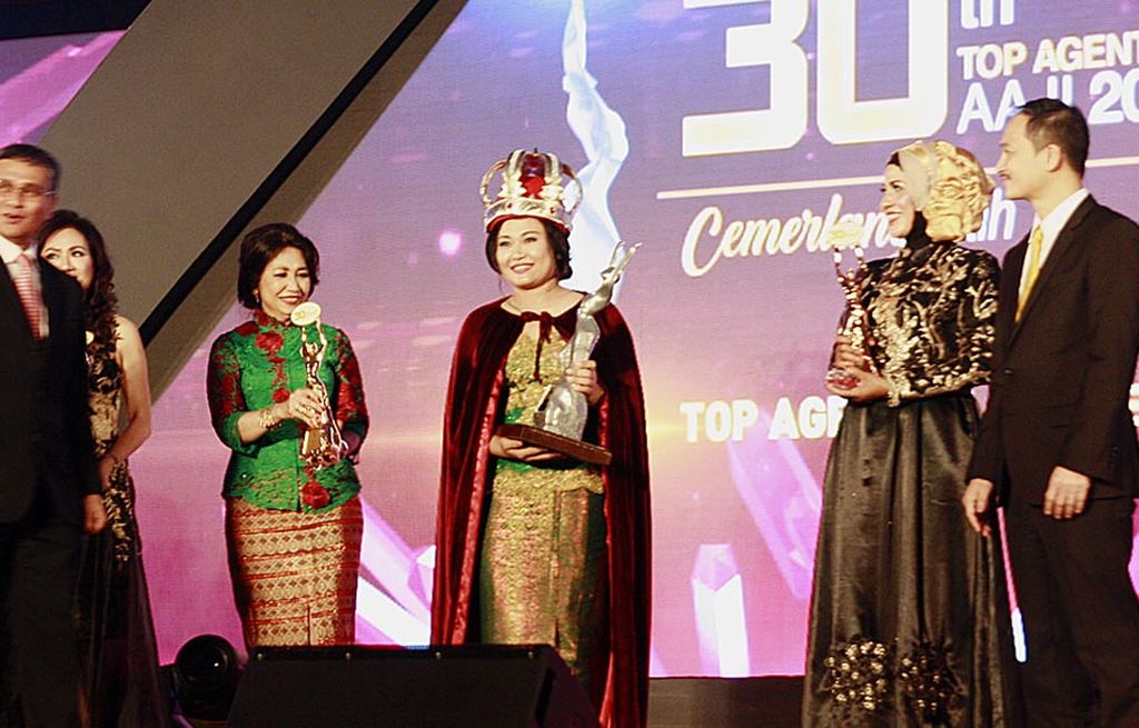 Indriani Sasmita dari Equity Life Indonesia  menerima penghargaan sebagai Top Agent of the Year 2016 pada ajang Top Agent Award Ke-30 yang diselenggarakan Asosiasi Asuransi Jiwa Indonesia.