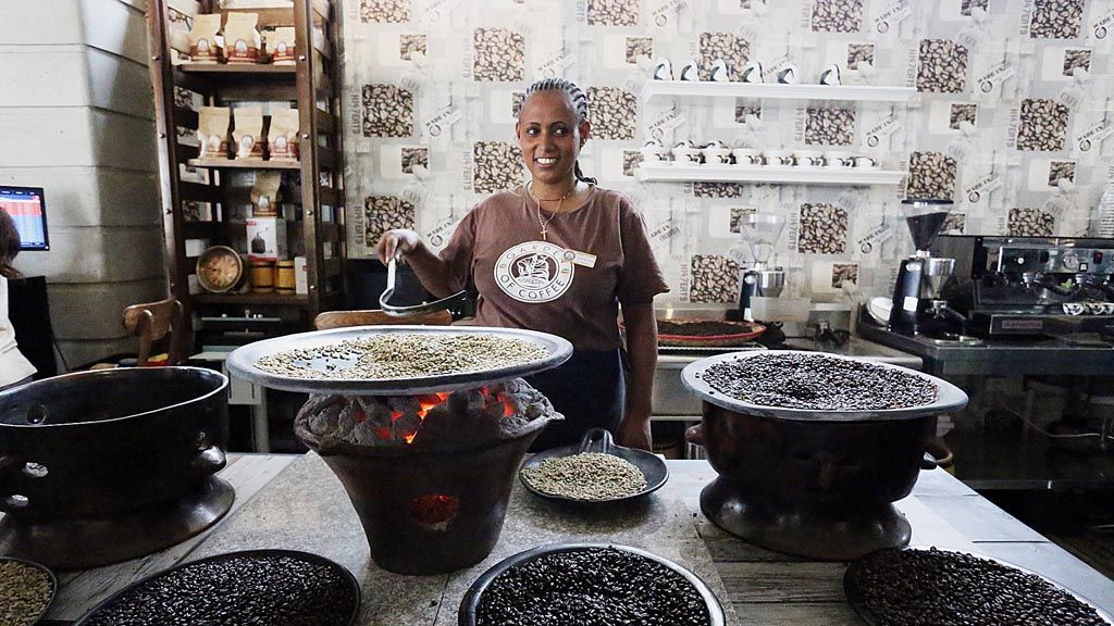 Penyangrai kopi di Garden Coffee, Etiopia. 