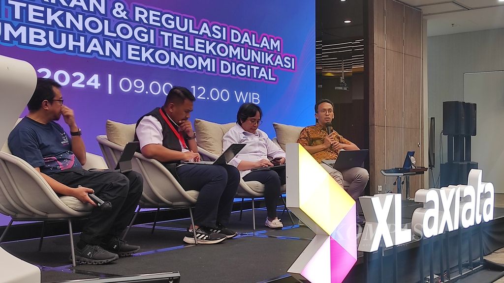 Direktur Telekomunikasi Kementerian Komunikasi dan Informatika Aju Widya Sari (kedua dari kanan) saat menghadiri Indonesia Policy Regulatory Forum, Senin (3/5/2024), di Jakarta.