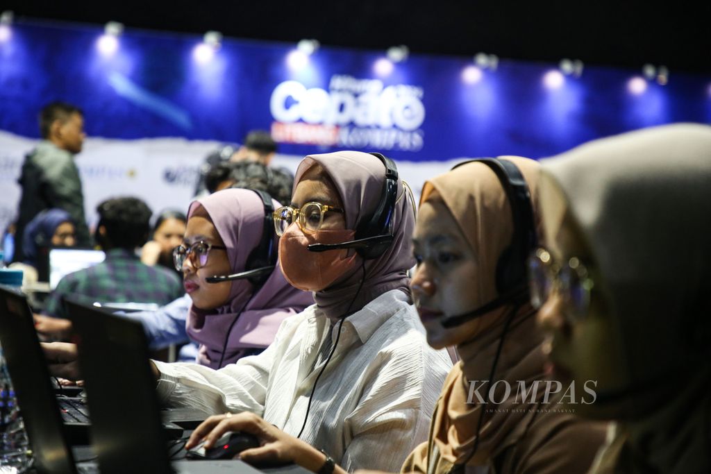 Tim Pusat Data melakukan simulasi hitung cepat (<i>quick count</i>) Litbang <i>Kompas</i> 2024 pada pemilihan presiden dan legislatif di Menara Kompas, Jakarta, Senin (12/2/2024). 
