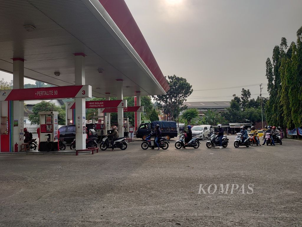 Antrean kendaraan di salah satu SPBU di Kecamatan Tanjung Karang Pusat, Bandar Lampung, Selasa (30/8/2022).