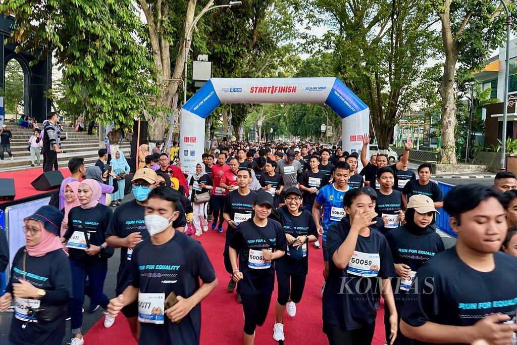 Para peserta melewati garis start saat mengikuti kegiatan lari dan jalan gembira bersama bertema "Run For Equality" dari Taman Sangkareang, Mataram, Nusa Tenggara Barat, Minggu (30/7/2023) pagi. 