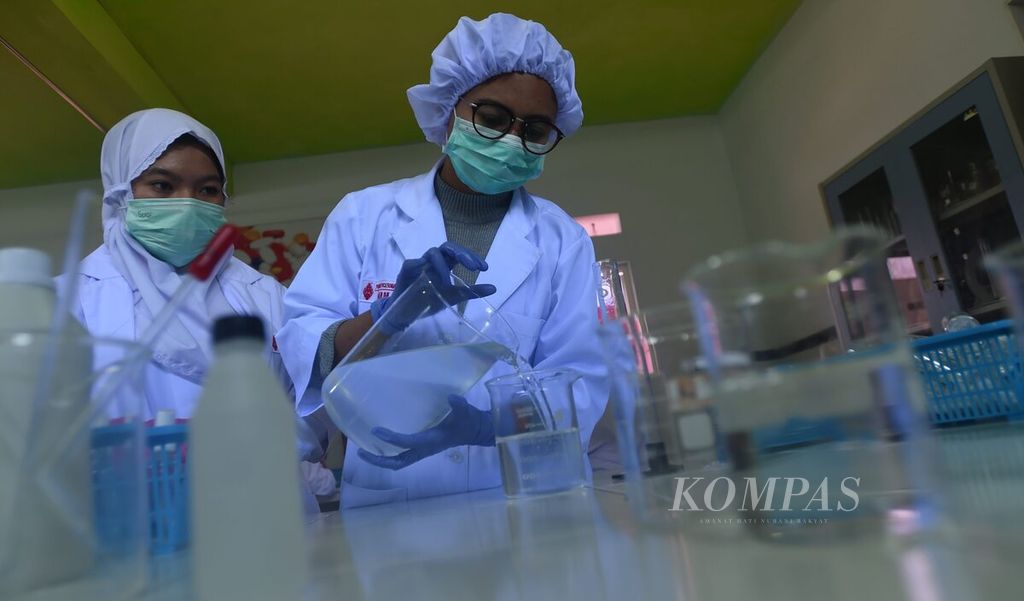 Siswa Farmasi SMK Prajnaparamita memasukkan <i>hand sanitizer</i> yang baru diproduksi di laboratorium sekolah, Kota Malang, Jawa Timur, Kamis (5/3/2020). Produksi inisiatif dari siswa ini untuk merespons langkanya ketersediaan <i>hand sanitizer</i> pascawabah Copid-19. <i>Hand sanitizer</i> yang diberi label Covid Antiseptic tersebut dibanderol dengan harga Rp 13.000 untuk satu botol dengan kapasitas 60 mililiter (ml).