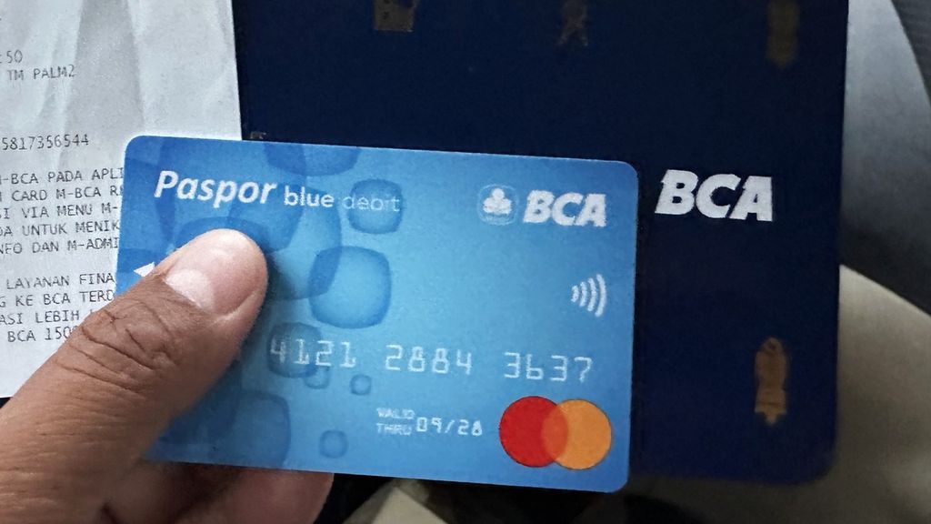 Rekening BCA yang dibeli tim <i>Kompas</i> dari salah satu penjual di Facebook pada Kamis (14/11/2023). Selain buku tabungan dan kartu ATM, penjual rekening juga memberikan akses ke <i>mobile banking</i> kepada pembelinya.