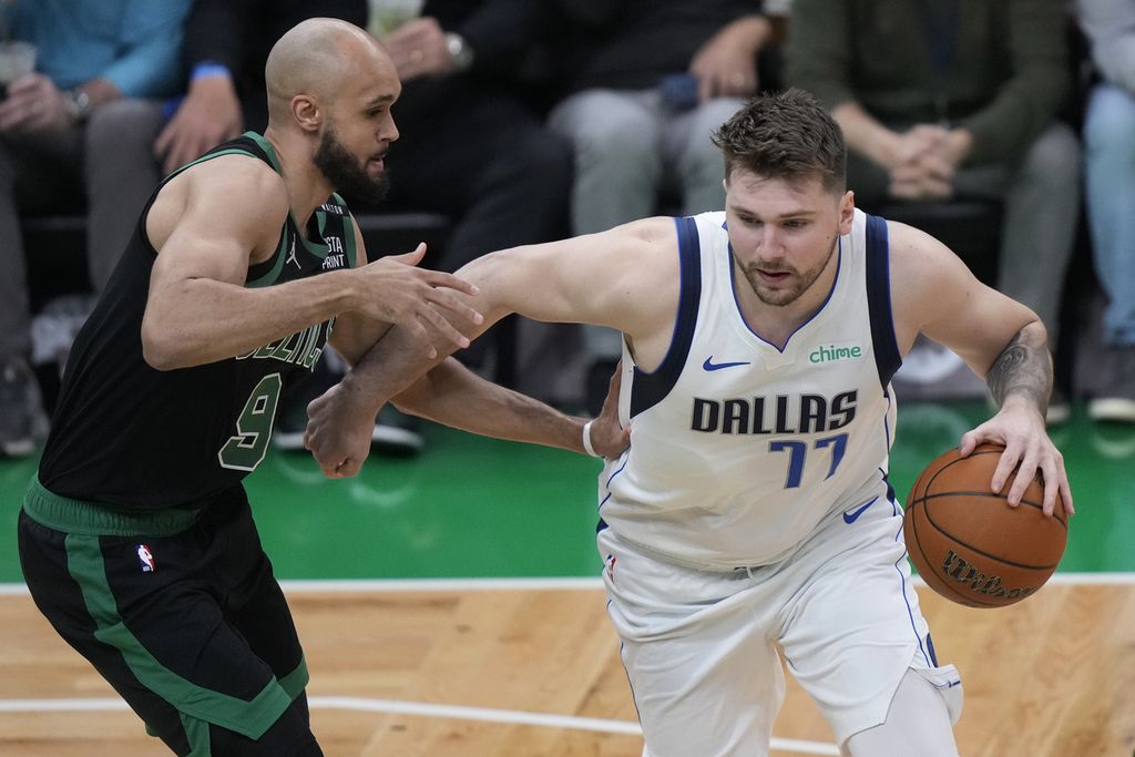 <i>Guard</i> Dallas Mavericks, Luka Doncic, mencoba lepas dari kawalan <i>guard</i> Boston Celtics, Derrick White, dalam pertandingan kedua final NBA antara Dallas Mavericks dan Boston Celtics di Stadion TD Garden, Boston, Amerika Serikat, Senin (10/6/2024) WIB. Celtics mengalahkan Mavericks 105-98. Celtics sementara unggul 2-0 atas Mavericks dalam laga final dengan format terbaik dari tujuh laga.