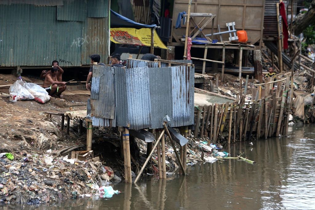 Warga beraktivitas di permukiman kumuh yang berada di bantaran Sungai Ciliwung, kawasan Bidara Cina, Jatinegara, Jakarta, Rabu (15/7/2020).