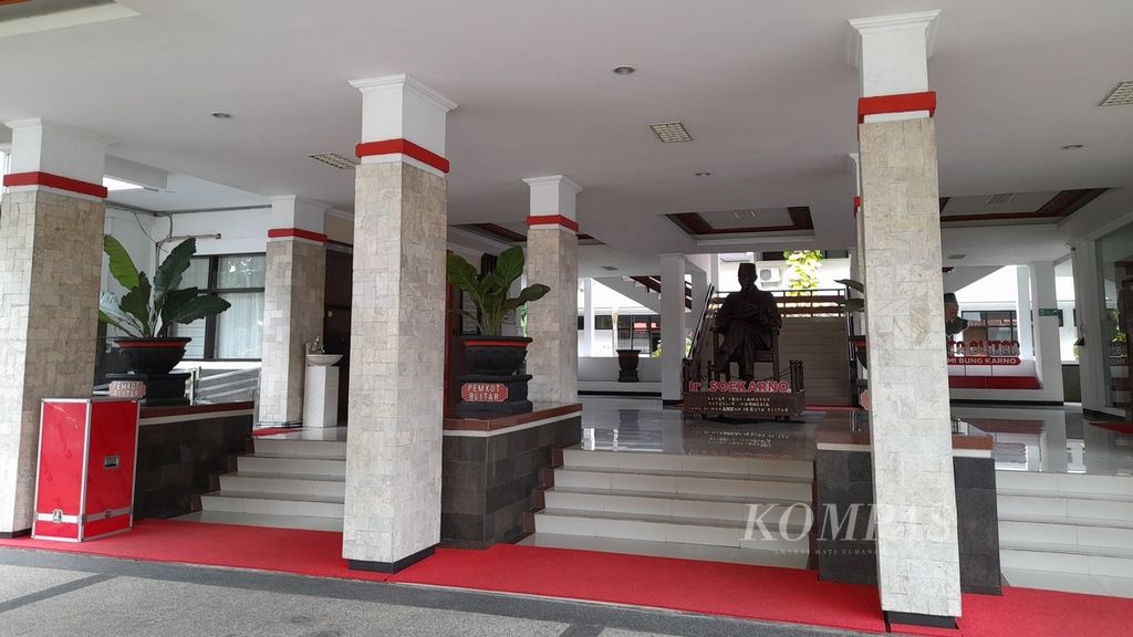 Suasana loby kantor Wali Kota Blitar di Jalan Merdeka, Kota Blitar, Jawa Timur, tampak lengang, Kamis (2/3/2023)