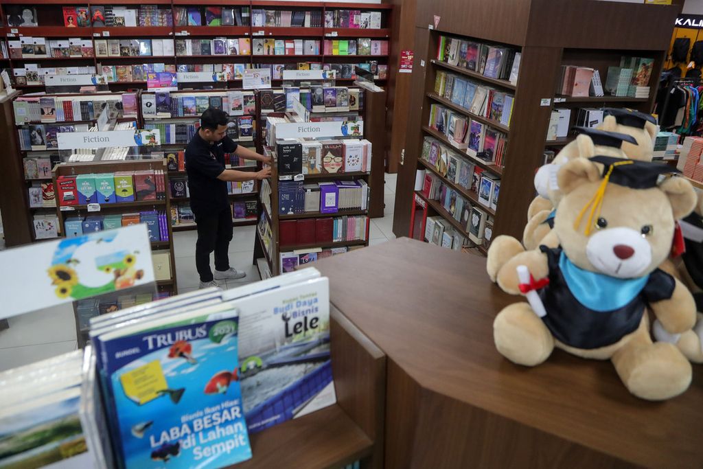 Pegawai merapikan buku di salah satu rak di Toko Buku Gramedia Melawai, Kebayoran Baru, Jakarta Selatan, Jumat (23/6/2023). 