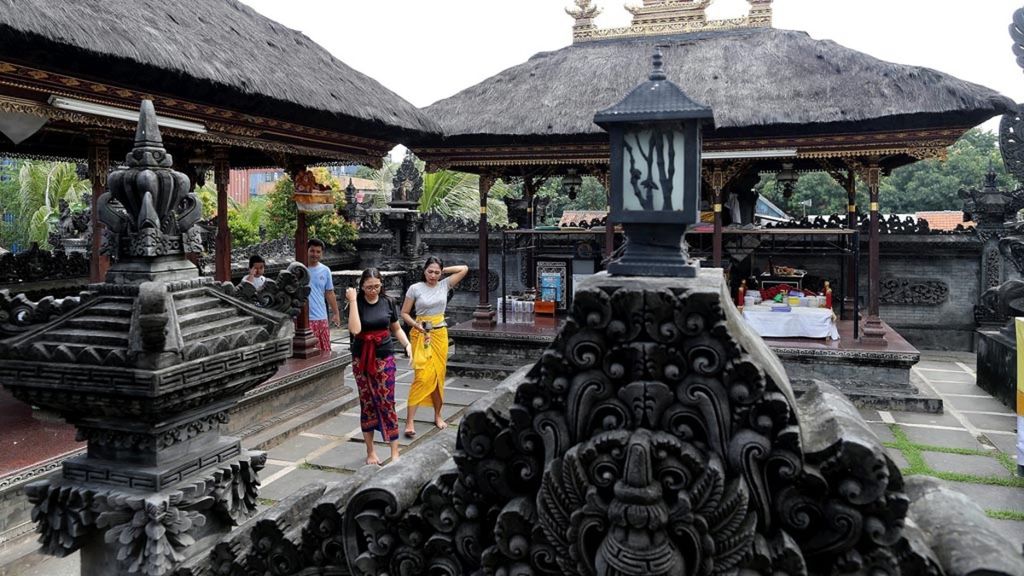 Umat Hindu hendak bersembahyang di Pura Dalem Tanjung Puri, Cilincing, Jakarta Utara, beberapa waktu lalu.