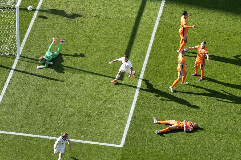 Pemain Belanda, Donyell Malen (depan kanan), tergeletak di lapangan seusai mencetak gol bunuh diri saat melawan Austria pada Piala Eropa 2024 di Berlin, Jerman, Selasa (25/6/2024). 