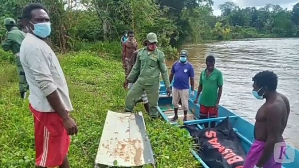 Warga menemukan bagian tubuh salah satu dari empat warga yang tewas dibunuh enam prajurit TNI dan empat warga di sungai Distrik Iwaka, Kabupaten Mimika, Papua, Jumat (26/8/2022).