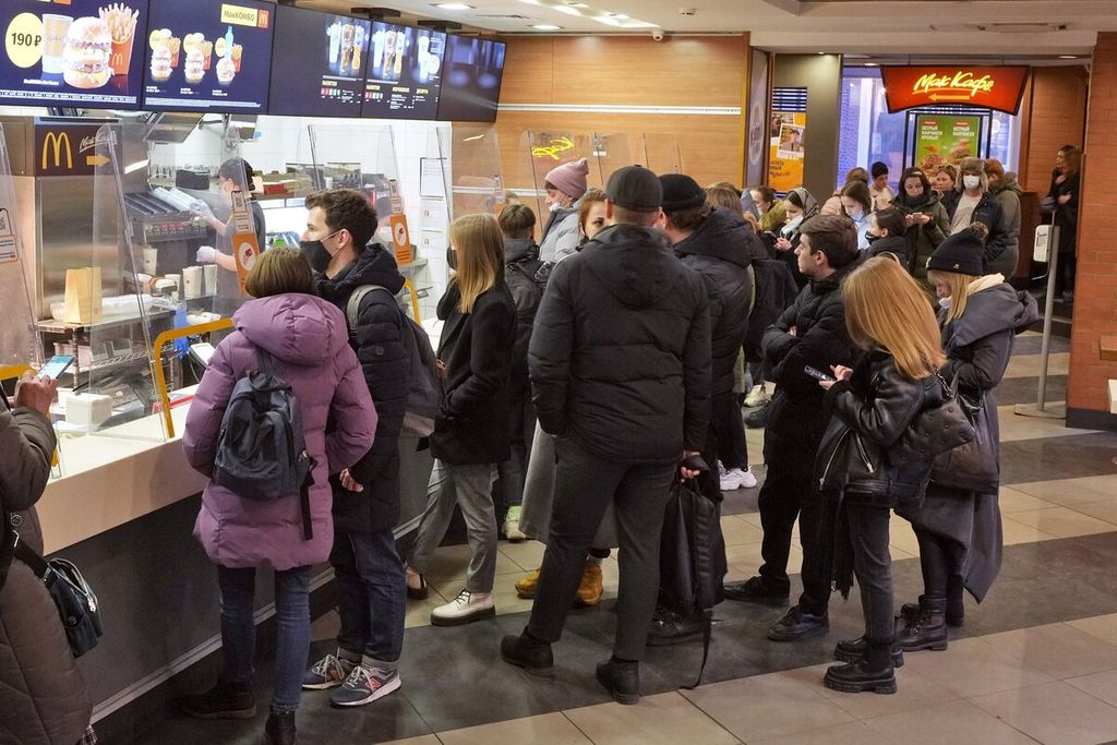 Pengunjung berada di restoran McDonald's pada hari terakhir beroperasi di Saint Petersburg, Rusia, Senin (14/3/2022).