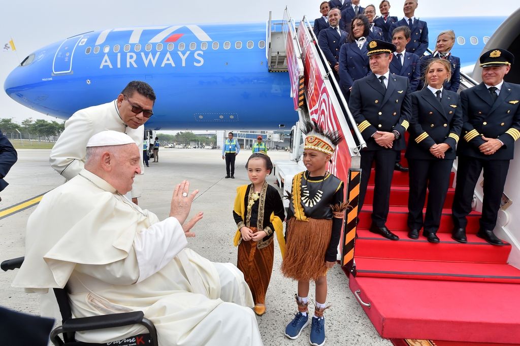 Paus Fransiskus menyapa dua anak berpakaian tradisional, Mary Lourdes Wicaksono Atmojo dan Irfan Wael, yang sebelumnya menyerahkan karangan bunga kepada Paus setibanya di Bandara Internasional Soekarno-Hatta, Tangerang, Banten, Selasa (3/9/2024). 