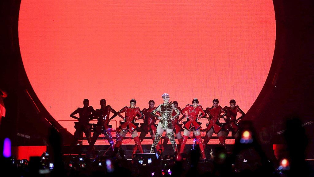 Penyanyi pop asal Amerika Serikat, Katy Perry, menghibur penggemarnya dalam konser Witness The Tour di Indonesia Convention Exhibition (ICE), Tangerang Selatan, Sabtu (14/4) 