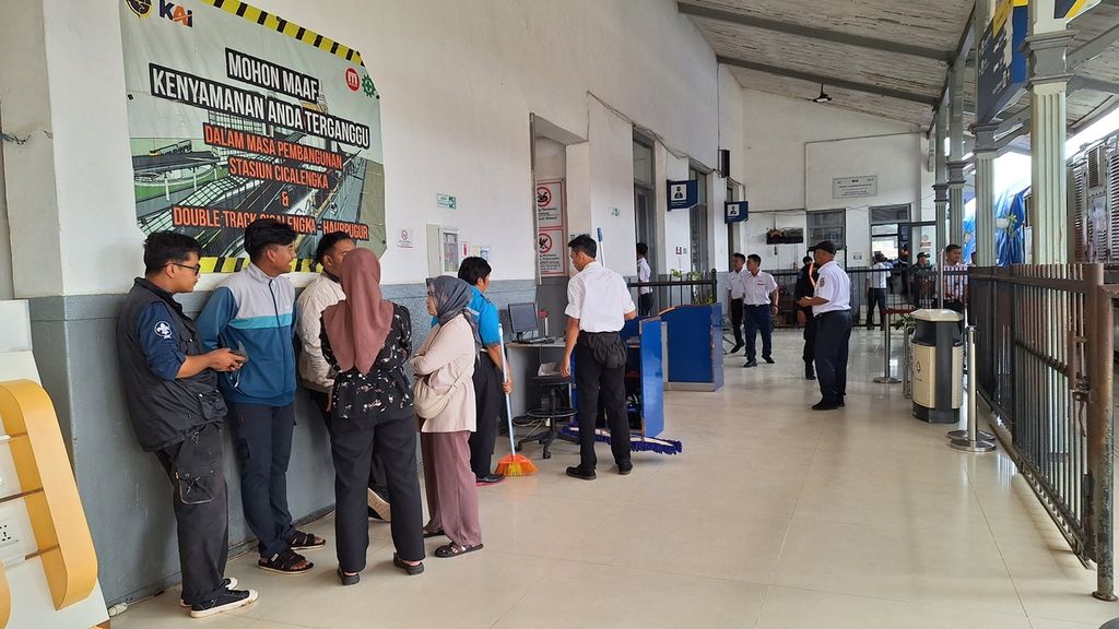 Warga menanti Kereta Api Commuterline Bandung Raya di Stasiun Cicalengka, Kabupaten Bandung, Sabtu (6/1/2024). Kereta api lokal Bandung Raya ini kembali beroperasi setelah tabrakan yang terjadi sehari sebelumnya.