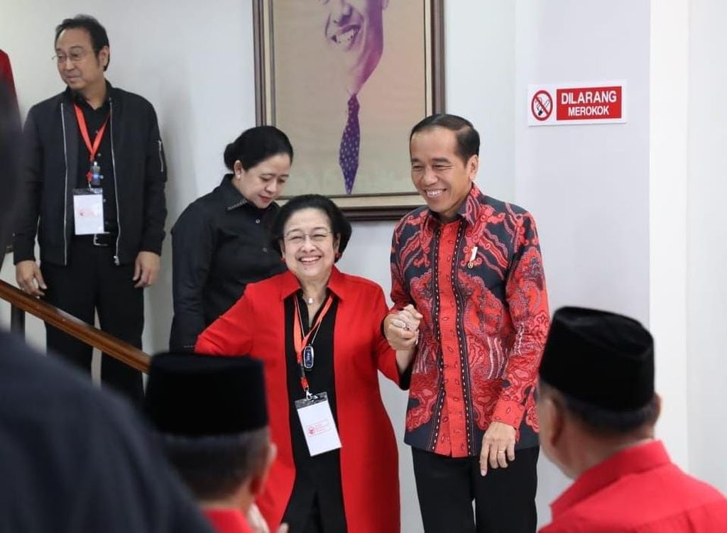 Presiden Joko Widodo menggandeng Megawati.