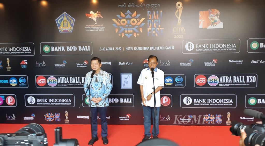 Menteri Perencanaan Pembangunan Nasional/Kepala Bappenas Suharso Monoarfa (kiri) bersama Gubernur Bali I Wayan Koster (kanan) dalam jumpa pers seusai pembukaan acara Bali Digital Festival 2022 di Grand Inna Bali Beach, Sanur, Kota Denpasar, Jumat (8/4/2022).