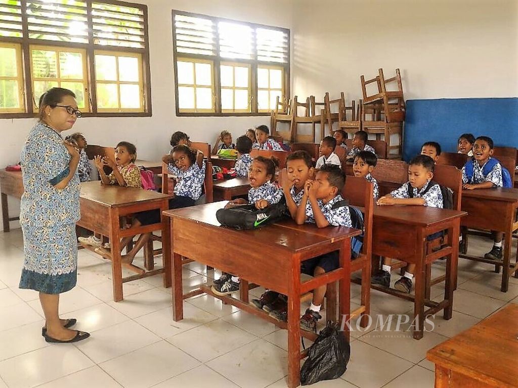 Suasana kegiatan belajar-mengajar di sebuah sekolah dasar di Kepulauan Aru, Maluku, beberapa waktu lalu. Kekerasan yang terjadi di lingkungan sekolah ditengarai masih tinggi.