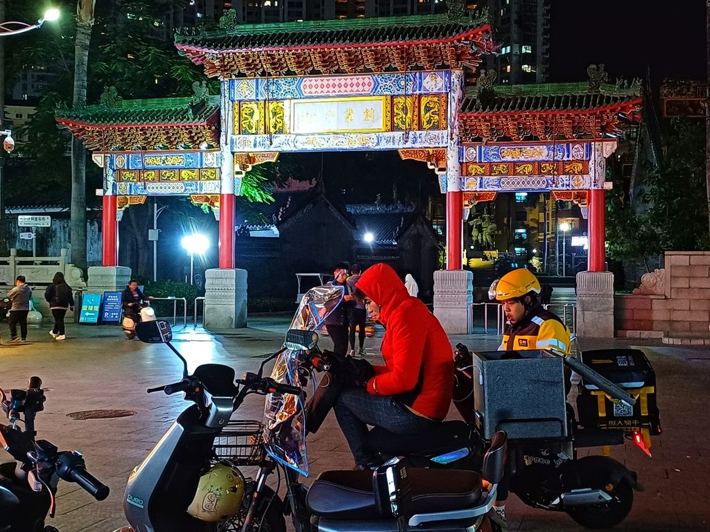 Pengendara sepeda motor listrik memarkir kendaraannya di salah satu pusat perbelanjaan di Shenzhen, Provinsi Guangdong, China, Rabu (20/12/2023).