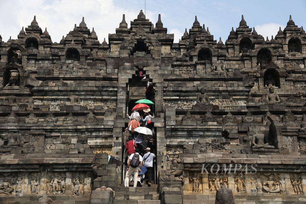 Wisatawan menaiki Candi Borobudur di Kabupaten Magelang, Jawa Tengah, Sabtu (25/3/2023). 