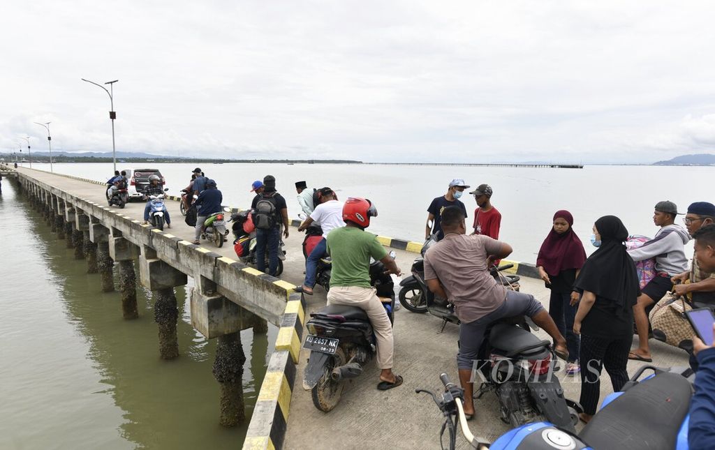 Sejumlah pengemudi ojek sepeda motor mengantarkan para penumpang kapal yang tiba di Sungai Nyamuk, Sebatik, dari Pelabuhan Tengkayu, Tarakan, Kalimantan Utara, Jumat (15/7/2022). 