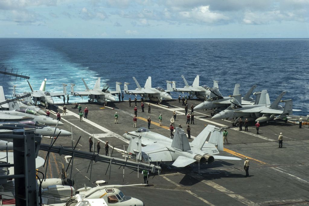 Dalam foto yang dirilis oleh Angkatan Laut AS ini, dek penerbangan kapal induk kelas Nimitz, USS Theodore Roosevelt, terlihat pada 4 Juli 2024 di Laut China Selatan. Roosevelt menggantikan USS Dwight D Eisenhower untuk mengantisipasi serangan Houthi Yaman yang menargetkan kapal-kapal barang di koridor Laut Merah selama perang Israel-Hamas di Jalur Gaza. 