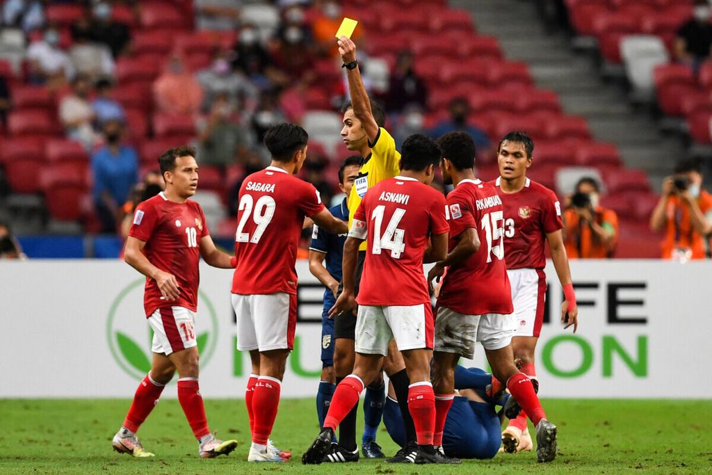 Bek tim nasional Indonesia, Asnawi Mangkualam Bahar (nomor 14), menerima kartu kuning pada laga kedua final Piala AFF yang digelar di Stadion Nasional, Singapura, Sabtu (1/1/2022).
