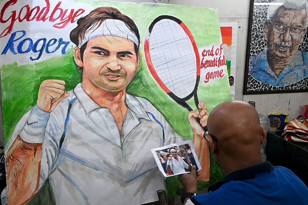 Seorang guru seni, Sagar Kambli, di Chennai, India, Jumat (16/9/2022), sedang menyelesaikan lukisan petenis Swiss, Roger Federer, sebagai penghormatan setelah Federer mengumumkan pensiun seusai mengikuti turnamen Piala Laver.