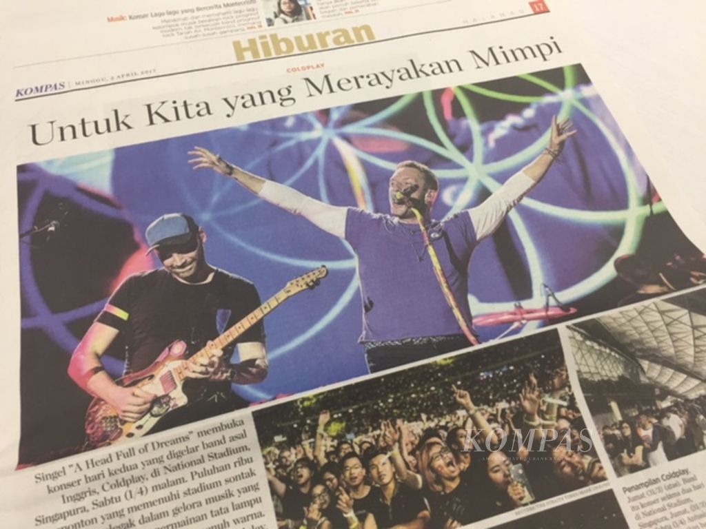 Liputan konser Coldplay yang terbit di harian <i>Kompas</i>, Minggu (2/4/2017). Wartawan <i>Kompas,</i> Dwi As Setianingsih, terbang langsung ke Singapura untuk meliput konser tersebut.