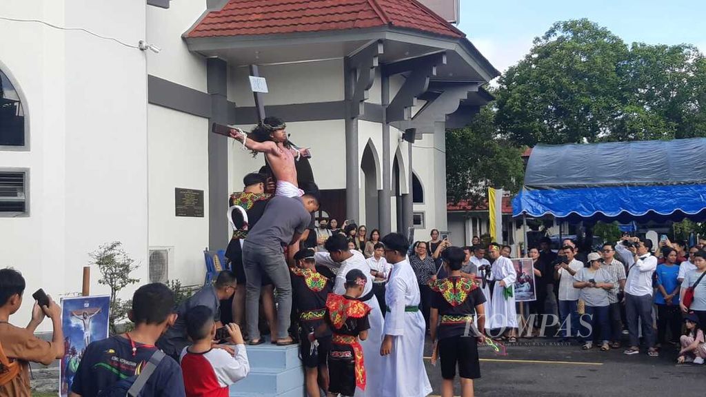 Suasana drama penyaliban Yesus di Gereja Katedral Santa Maria, Kota Palangkaraya, Kalimantan Tengah, Jumat (29/3/2024). Proses jalan salib itu merupakan rangkaian perayaan Paskah 2024.
