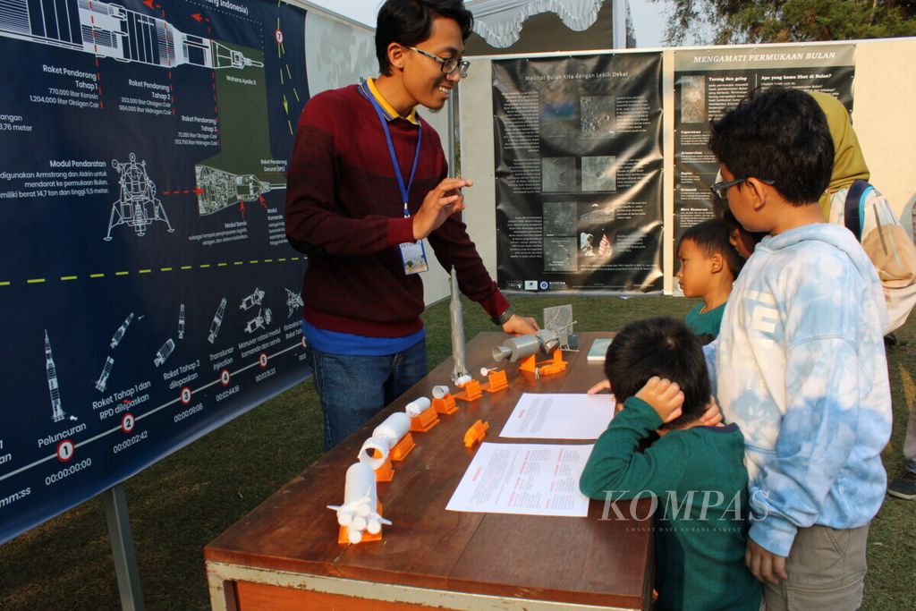 Sejumlah anak memperhatikan penjelasan terkait maket roket dalam acara <i>open house</i> peringatan 50 tahun pendaratan pertama manusia di Bulan di Observatorium Bosscha, Kabupaten Bandung Barat, Jawa Barat, Sabtu (13/7/2019).